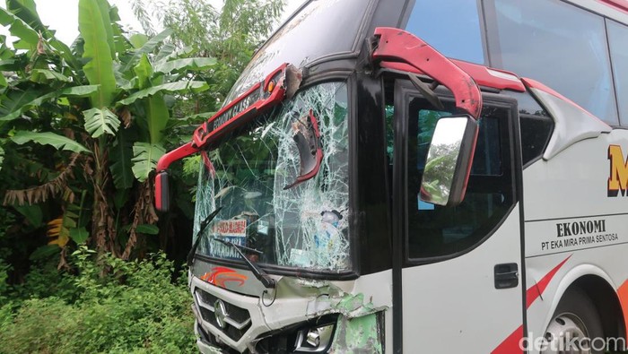 Penampakan Bus Mira yang tabrak 8 kendaraan di simpang Ring Road Ketandan, Bantul, Minggu (13/2/2022).