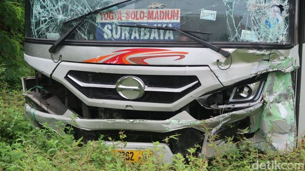 Penampakan Bus Mira yang tabrak 8 kendaraan di simpang Ring Road Ketandan, Bantul, Minggu (13/2/2022).