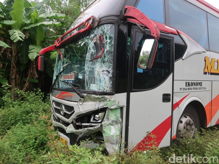 Penampakan Bus Mira yang tabrak 8 kendaraan di simpang Ring Road Ketandan, Bantul, Minggu (13/2/2022).