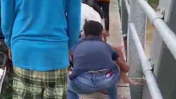 Aksi percobaan bunuh diri terjadi di Bojonegoro. Seorang bocah SD mencoba meloncat dari jembatan sekitar pukul 17.00 WIB.