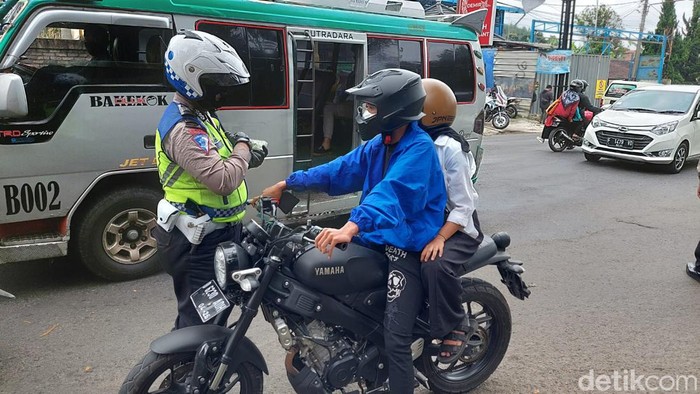 Polisi tindak pengendara motor yang menggunakan knalpot bising.