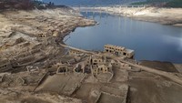 Atap yang terlihat dari air telah menjadi pemandangan umum setiap musim panas di waduk Lindoso yang berada di barat laut Spanyol. Pada tahun-tahun yang sangat kering, desa tua yang tenggelam 30 tahun lalu itu akan muncul ke permukaan. Namun, sisa-sisa bangunan di desa tua tersebut muncul secara keseluruhan di tengah musim dingin.