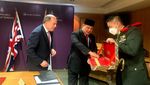 Hadiah Prabowo untuk Sosok-sosok Spesial: Lukisan, Keris, hingga Pistol