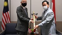 Foto: Prabowo juga pernah memberikan keris kepada Perdana Menteri Malaysia Ismail Sabri Yaakob saat berkunjung ke Kuala Lumpur pada 28 Oktober 2021. (Antara Foto)
