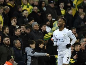 Hat-trick Sterling: Kanan, Kepala, dan Kiri