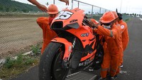 Raul Fernandez mengalami crash pada tes MotoGP Mandalika pada hari Sabtu (12/2/2022). Foto: ANTARA/ANDIKA WAHYU