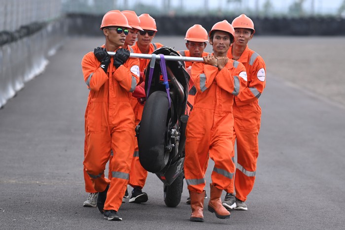 Sejumlah marshall membawa motor milik pembalap Tech 3 KTM Factory Racing Raul Fernandez seusai kecelakaan pada hari kedua tes pramusim MotoGP 2022 di Pertamina Mandalika International Street Circuit, Lombok Tengah, NTB, Sabtu (12/2/2022). Sesi tes pramusim di sirkuit Mandalika tersebut akan berlangsung hingga Minggu (13/2/2022). ANTARA FOTO/Andika Wahyu/rwa.
