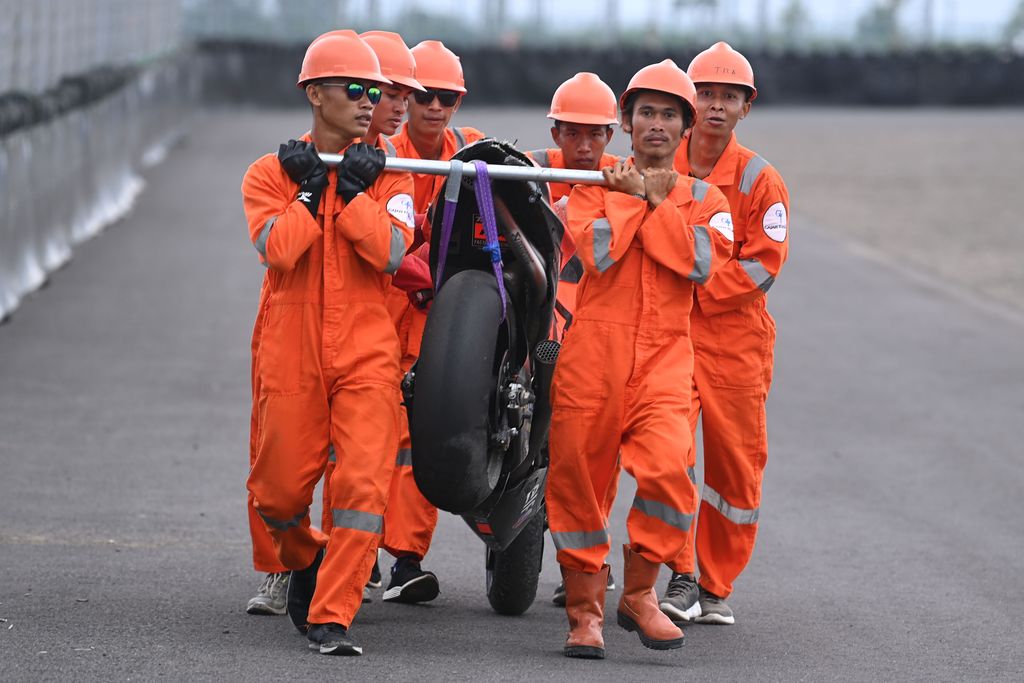 Sejumlah marshall membawa motor milik pembalap Tech 3 KTM Factory Racing Raul Fernandez seusai kecelakaan pada hari kedua tes pramusim MotoGP 2022 di Pertamina Mandalika International Street Circuit, Lombok Tengah, NTB, Sabtu (12/2/2022). Sesi tes pramusim di sirkuit Mandalika tersebut akan berlangsung hingga Minggu (13/2/2022). ANTARA FOTO/Andika Wahyu/rwa.