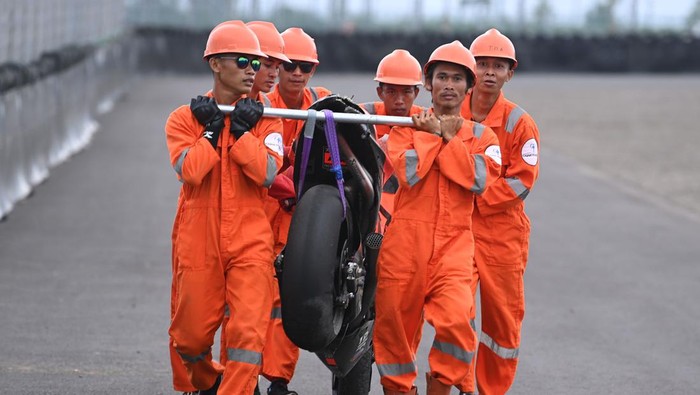 Sejumlah marshall membawa motor milik pembalap Tech 3 KTM Factory Racing Raul Fernandez seusai kecelakaan pada hari kedua tes pramusim MotoGP 2022 di Pertamina Mandalika International Street Circuit, Lombok Tengah, NTB, Sabtu (12/2/2022). Sesi tes pramusim di sirkuit Mandalika tersebut akan berlangsung hingga Minggu (13/2/2022). ANTARA FOTO/Andika Wahyu/rwa.