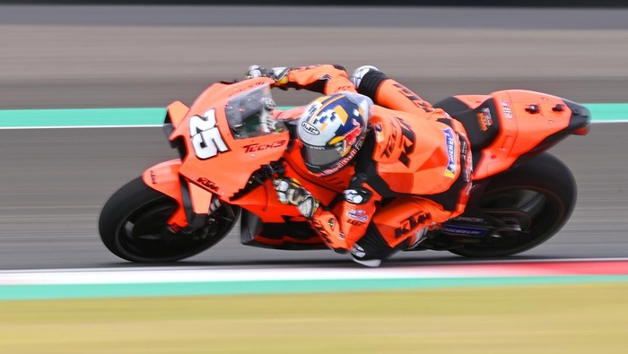 Pembalap Tech 3 KTM Factory Racing Raul Fernandez memacu kecepatan sepeda motornya pada hari pertama tes pramusim MotoGP 2022 di Pertamina Mandalika International Street Circuit, Lombok Tengah, NTB, Jumat (11/2/2022). Sesi tes pramusim di sirkuit Mandalika tersebut akan berlangsung hingga Minggu (13/2/2022). ANTARA FOTO/Andika Wahyu/YU