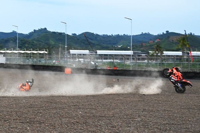 Raul Fernandez, RAUL FERNANDEZ KECELAKAAN Pembalap Tech 3 KTM Factory Racing Raul Fernandez mengalami kecelakaan saat tes pramusim MotoGP 2022 hari kedua di Pertamina Mandalika International Street Circuit, Lombok Tengah, NTB, Sabtu (12/2/2022). Sesi tes pramusim di sirkuit Mandalika tersebut akan berlangsung hingga Minggu (13/2/2022). ANTARA FOTO/Andika Wahyu/rwa.
