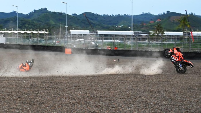 Pembalap Tech 3 KTM Factory Racing Raul Fernandez mengalami kecelakaan saat tes pramusim MotoGP 2022 hari kedua di Pertamina Mandalika International Street Circuit, Lombok Tengah, NTB, Sabtu (12/2/2022). Sesi tes pramusim di sirkuit Mandalika tersebut akan berlangsung hingga Minggu (13/2/2022). ANTARA FOTO/Andika Wahyu/rwa.