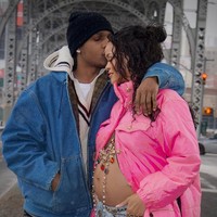 Rihanna hamil anak pertamanya dari rapper  A$AP Rocky. Penyanyi sekaligus pengusaha ini punya cara unik saat memamerkan kehamilannya. Foto: Instagram/@badgalriri