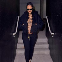 Saya senang tak harus khawatir harus menutupi perut ini. Kalau saya merasa sedikit gemuk, masa bodoh! Kan itu karena bayinya, ujar wanita 33 tahun ini. Foto: Instagram/@badgalriri