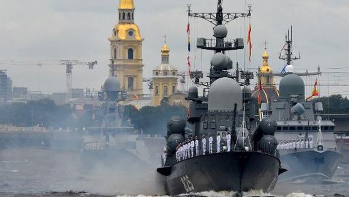 Russian Navy warships take part in the Navy Day parade in St. Petersburg on July 25, 2021. (Photo by Olga MALTSEVA / SPUTNIK / AFP)