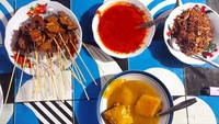 Rasa daging yang lezat, lembut, harum, dicampur kuah dan sambal merah, menjadi daya pikat bagi pemburu kuliner. Warung Sate Hamsir beralamat di Pasar Rumbio, Kampar, Riau. (Raja Adil Siregar/detikTravel)