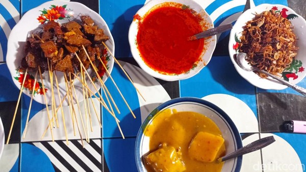 Rasa daging yang lezat, lembut, harum, dicampur kuah dan sambal merah, menjadi daya pikat bagi pemburu kuliner. Warung Sate Hamsir beralamat di Pasar Rumbio, Kampar, Riau. (Raja Adil Siregar/detikTravel) Rasa daging yang lezat, lembut, harum, dicampur kuah dan sambal merah, menjadi daya pikat bagi pemburu kuliner. Warung Sate Hamsir beralamat di Pasar Rumbio, Kampar, Riau. (Raja Adil Siregar/detikTravel)