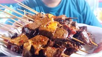 Daging kerbau, didapat Hamsir dari masyarakat di Bangkinang yang hobi beternak kerbau. Dalam sehari, Hamsir mampu menghabiskan 15-20 kilogram daging kerbau. Jumlah itu tidak termasuk lidah, jantung, dan usus. (Raja Adil Siregar/detikTravel)