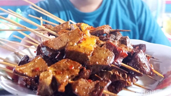 Daging kerbau, didapat Hamsir dari masyarakat di Bangkinang yang hobi beternak kerbau. Dalam sehari, Hamsir mampu menghabiskan 15-20 kilogram daging kerbau. Jumlah itu tidak termasuk lidah, jantung, dan usus. (Raja Adil Siregar/detikTravel) Daging kerbau, didapat Hamsir dari masyarakat di Bangkinang yang hobi beternak kerbau. Dalam sehari, Hamsir mampu menghabiskan 15-20 kilogram daging kerbau. Jumlah itu tidak termasuk lidah, jantung, dan usus. (Raja Adil Siregar/detikTravel)