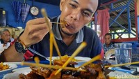 Hamsir menyebut banyak orang dari Kota Pekanbaru dan Bangkinang yang datang untuk menyantap sate racikannya. Bahkan pebeli banyak datang dari Sumatera Barat. Warung Sate Hamsir berjualan mulai pukul 06.00 WIB hingga 22.00 WIB. (Raja Adil Siregar/detikTravel)