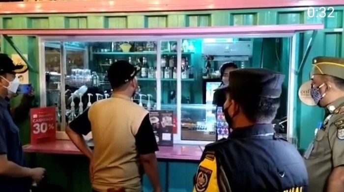 Satpol PP Depok sidak tempat makan saat PPKM level 3