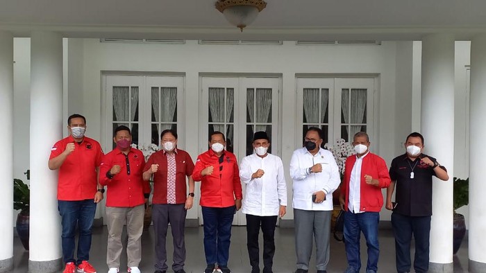Sejumlah Pengurus PDIP Sumut Berfoto Bersama Gubsu Edy Rahmayadi (dok. PDIP Sumut)