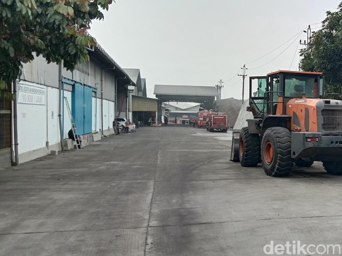 Suasana pasca-kebakaran pabrik plastik di Pati, Minggu (13/2/2022).