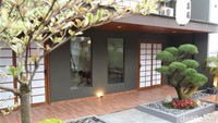 Berlokasi di Jalan Cihampelas No 254, Kota Bandung, restoran ini bernama Hanami Cafe & Sky Lounge.