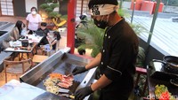 Terkait protokol kesehatan di resto ini jangan khawatir, karena konsepnya mengusung 70 persen indoor dan 30 persen outdoor. Tak hanya itu, jarak antar meja pengunjung juga dijaga.