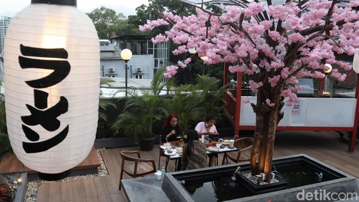 Jepang merupakan negara yang jadi destinasi impian sejumlah orang. Restoran di Bandung ini menarik untuk dikunjungi karena tawarkan suasana khas Negeri Sakura.