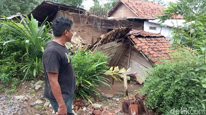 Tanah bergerak mengakibatkan 97 rumah di Desa Dernasuci, Kecamatan Pangkah, Kabupaten Tegal, Jawa Tengah, rusak.