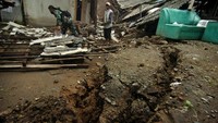 Bencana tanah bergerak yang terjadi di Kabupaten Tegal mengakibatkan puluhan rumah warga rusak.