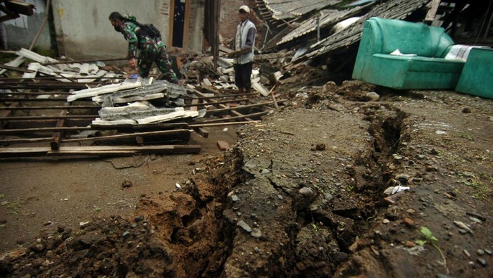 Terdampak Tanah Bergerak, Puluhan Rumah di Tegal Rusak-Ambruk Puluhan rumah di Kabupaten Tegal rusak terdampak tanah bergerak. Menurut PMI Kabupaten Tegal, sekitar 200 warga mengungsi akibat bencana tersebut.