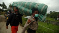 Kondisi itu membuat sejumlah warga yang terdampak tanah bergerak di Desa Dermasuci, Kabupaten Tegal, Jawa Tengah, mengevakuasi barang-barangnya ke tempat yang lebih aman.