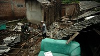 Personel TNI bersama warga membersihkan puing-puing rumah warga yang hancur akibat bencana tanah bergerak di Desa Dermasuci, Kabupaten Tegal, Jawa Tengah, Minggu (13/2/2022).