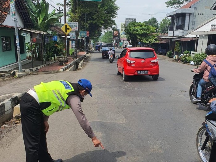 TKP kecelakaan bapak-anak, Sabtu (12/2/2022). Kecelakaan ini diduga karena pemotor menghindari jalan berlubang.