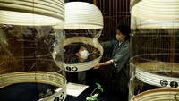 Beragam cara unik dilakukan para pelaku usaha di sektor pariwisata agar dapat bertahan di tengah pandemi COVID-19. Di Jepang, sebuah hotel menyediakan lampion berukuran raksasa untuk pengunjung yang hendak makan di restoran.  