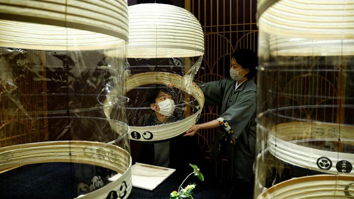 Pemandangan unik terlihat di restoran sebuah hotel di Jepang. Hotel itu sediakan lampion raksasa untuk pengunjung yang hendak makan di restoran. Penasaran?