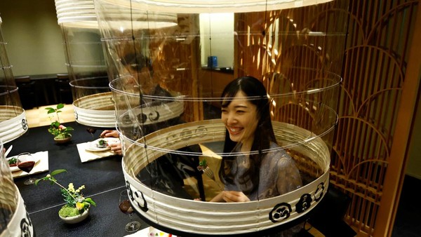 Melansir Reuters, lampion transparan yang dibuat oleh perajin tradisional itu digunakan para  tamu yang hendak makan di restoran.  
