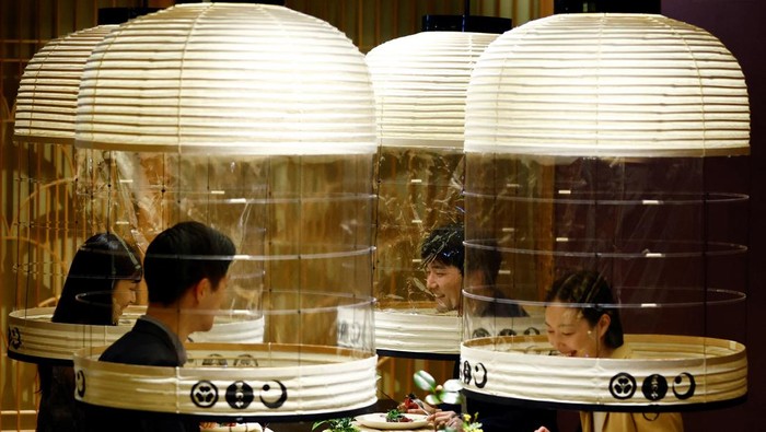 Unik! Ada Lampion Raksasa di Restoran Hotel Jepang, Buat Apa? Pemandangan unik terlihat di restoran sebuah hotel di Jepang. Hotel itu sediakan lampion raksasa untuk pengunjung yang hendak makan di restoran. Penasaran?