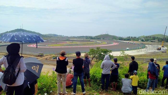 Warga nonton MotoGP dari atas bukit (detikSulsel/Faruk Nickyrawi)