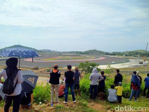 Sesasi Nonton MotoGP Mandalika dari Puncak Bukit