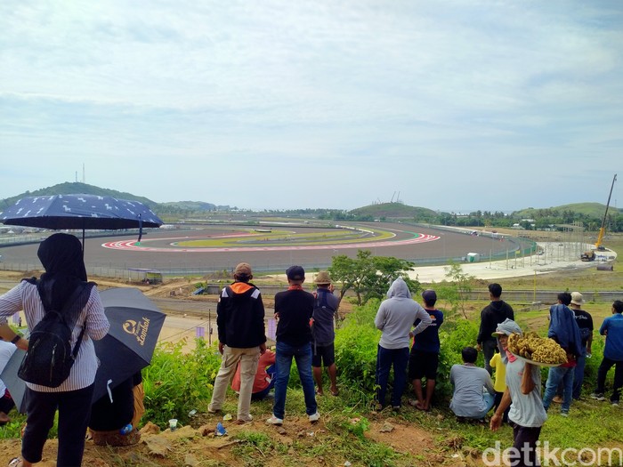 Warga nonton MotoGP Mandalika dari atas bukit