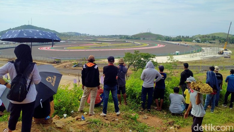 Warga nonton MotoGP Mandalika dari atas bukit Warga nonton MotoGP Mandalika dari atas bukit