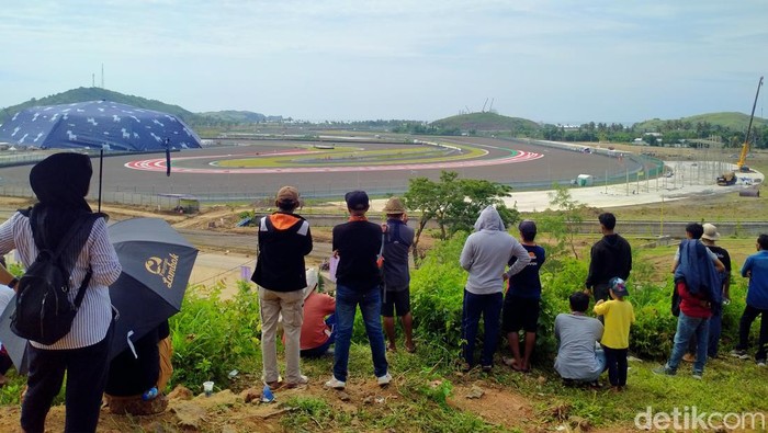 Warga nonton MotoGP Mandalika dari atas bukit