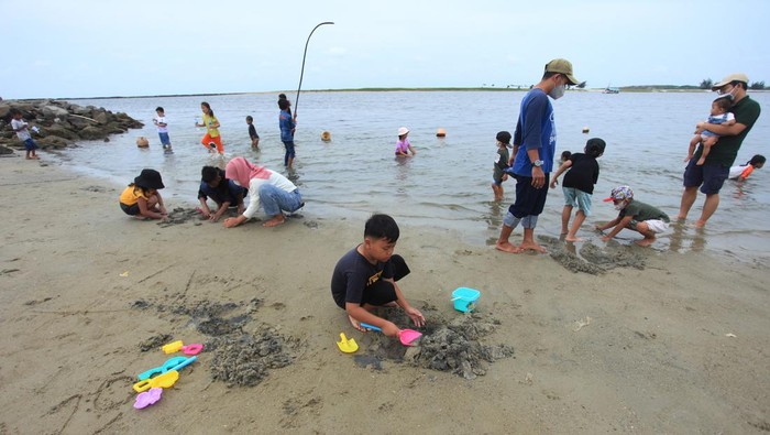 Warga berwisata di Taman Impian Jaya Ancol, Jakarta, Sabtu (12/2/2022). Taman Impian Jaya Ancol menerapkan jam buka baru yakni pukul 06.00 WIB sampai 21.00 WIB seusai kebijakan Pemprov DKI Jakarta terkait Pemberlakuan Pembatasan Kegiatan Masyarakat (PPKM) level 3. ANTARA FOTO/Reno Esnir/rwa.