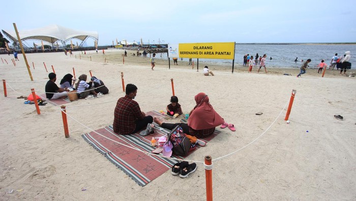Warga berwisata di Taman Impian Jaya Ancol, Jakarta, Sabtu (12/2/2022). Taman Impian Jaya Ancol menerapkan jam buka baru yakni pukul 06.00 WIB sampai 21.00 WIB seusai kebijakan Pemprov DKI Jakarta terkait Pemberlakuan Pembatasan Kegiatan Masyarakat (PPKM) level 3. ANTARA FOTO/Reno Esnir/rwa.
