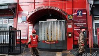 Petugas PMI melakukan penyemprotan disinfektan di seluruh kawasan lapas termasuk komplek warga binaan pemasyarakatan (WBP). 
