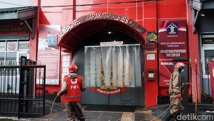 Sebanyak 11 petugas Lapas Kelas II B Kota Sukabumi dinyatakan positif COVID-19. Kawasan Lapas pun disemprot dengan disinfektan.
