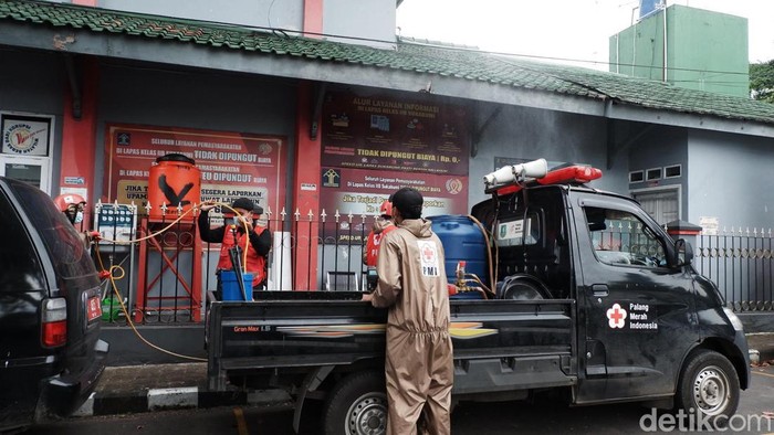 Sebanyak 11 petugas Lapas Kelas II B Kota Sukabumi dinyatakan positif COVID-19. Kawasan Lapas pun disemprot dengan disinfektan.